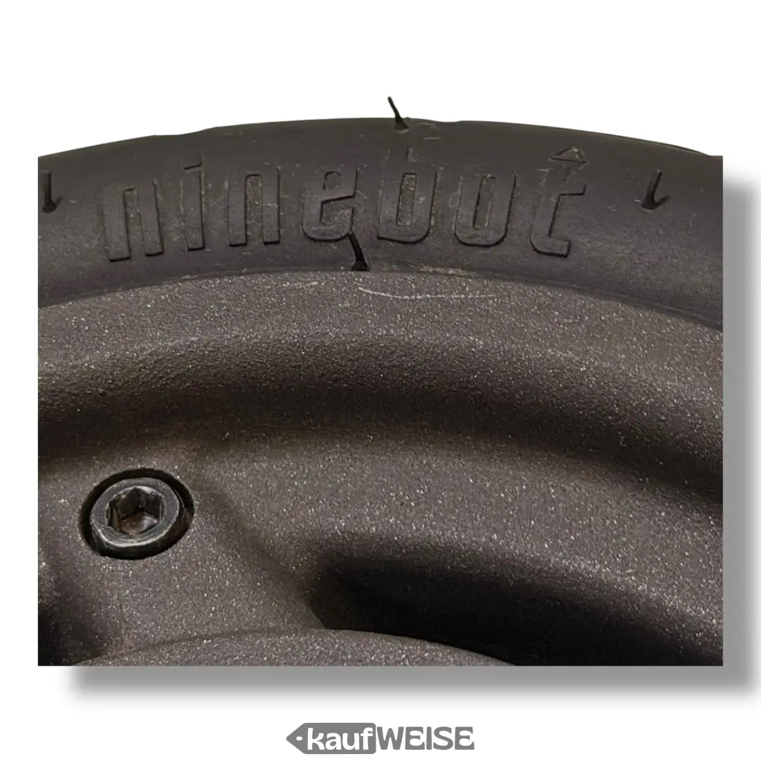 Schwarzer Gummireifen mit Ninebot-Prägung, Bolzenkopf und Magnetbremse