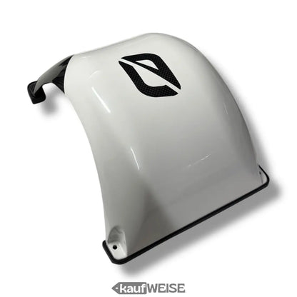 Weißes Onewheel XR/+ Carbonfender mit schwarzer Umrandung und Logo